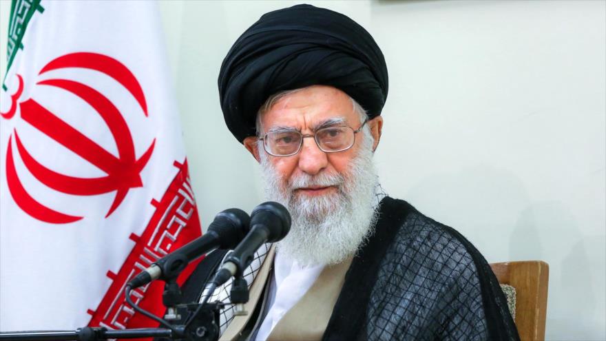 El Líder de la Revolución Islámica de Irán, el ayatolá Seyed Ali Jamenei, en una reunión con las autoridades persas, en Teherán (la capital).