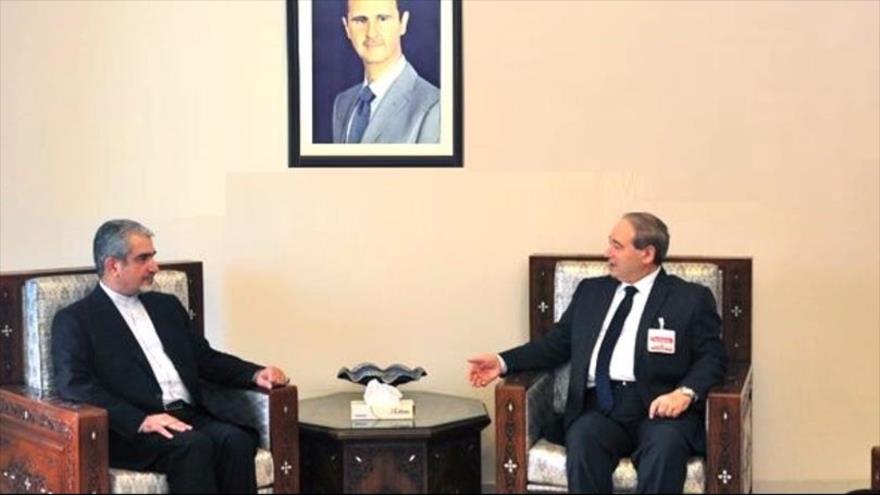 El canciller de Siria, Faisal al-Miqdad (dcha.), y el embajador de Irán en Damasco, Yavad Torkabadi, 28 de noviembre de 2020. (Foto: SANA)