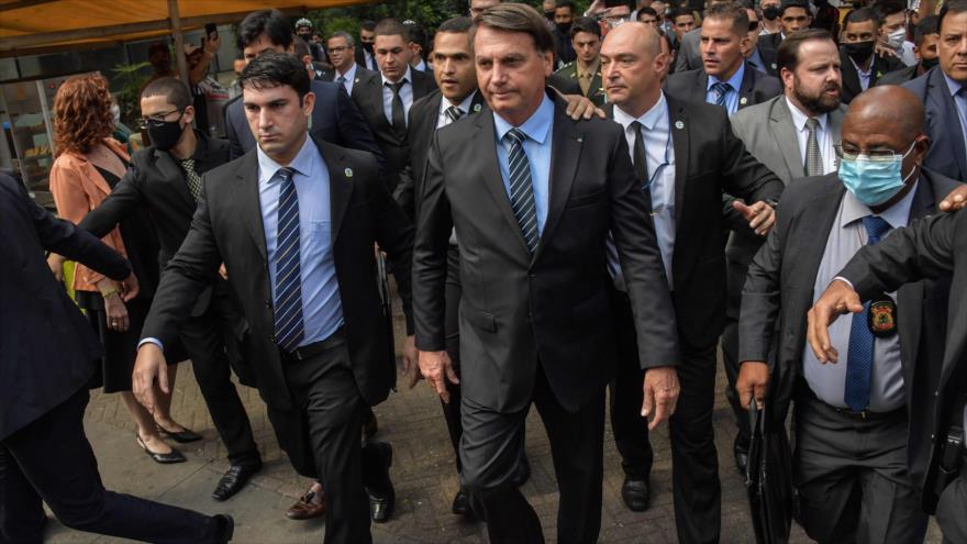 El presidente brasileño, Jair Bolsonaro (centro), en Sao Paulo, Brasil, 25 de noviembre de 2020. (Foto: AFP)