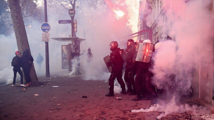 Policía gala lanza gases lacrimógenos contra marcha en París 