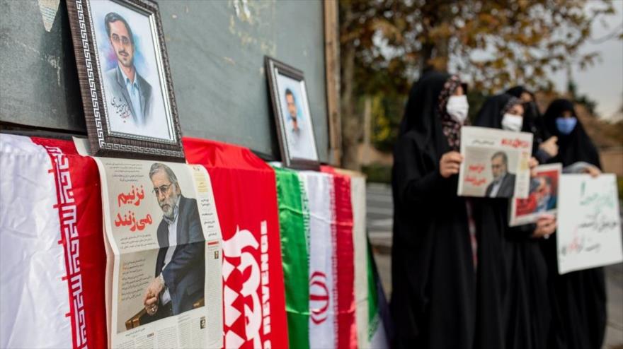 Universitarios se congregan en Teherán, capital iraní, para condenar el asesinato del científico Mohsen Fajrizade, 28 de noviembre de 2020. (Foto: Fars)