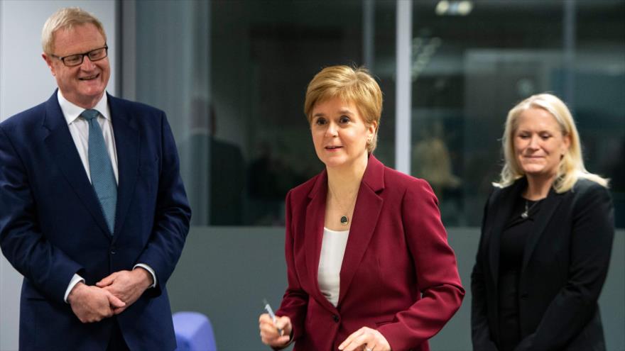 La primera ministra de Escocia, Nicola Sturgeon (C), firma un libro en su sede en Edimburgo, 19 de noviembre de 2020. (Foto: AFP)