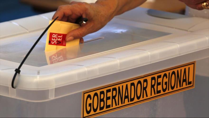 Un chileno participa en las elecciones primarias para gobernadores regionales, 29 de noviembre de 2020. (Foto: Aton Chile)