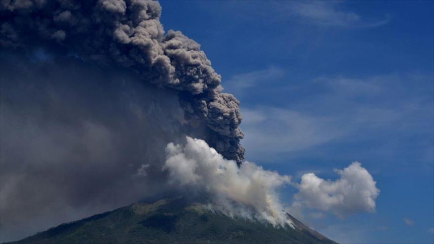 Vídeo: volcán hace erupción en Indonesia, hay miles de evacuados