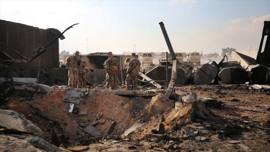 Soldados estadounidenses entre las ruinas de base aérea de Ain Al-Asad, destruida en ataque misilístico de Irán, 13 de enero de 2019. (Foto: AFP)