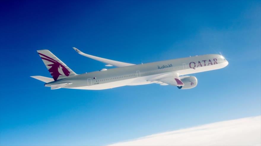 Un avión Airbus A350 de la aerolínea catarí Qatar Airways en pleno vuelo.