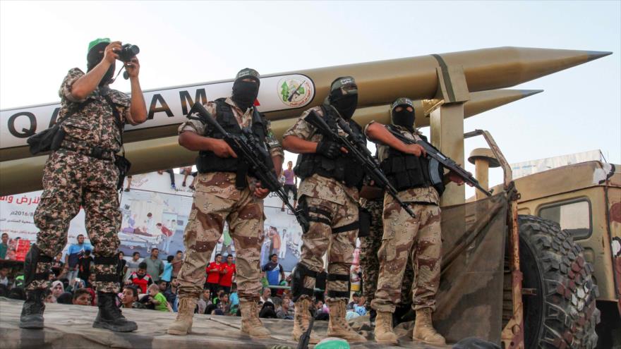 Miembros de las Brigadas Ezzedin Al-Qassam, el brazo armado del movimiento palestino HAMAS, exhiben un misil Qassam en el sur de la Franja de Gaza.