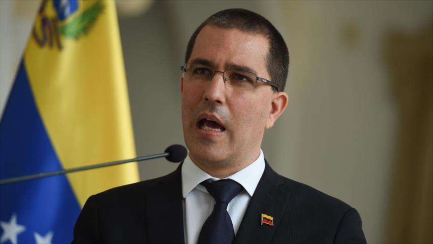 El canciller venezolano, Jorge Arreaza, habla con la prensa en Caracas, la capital, 28 de septiembre de 2020. (Foto: AFP)