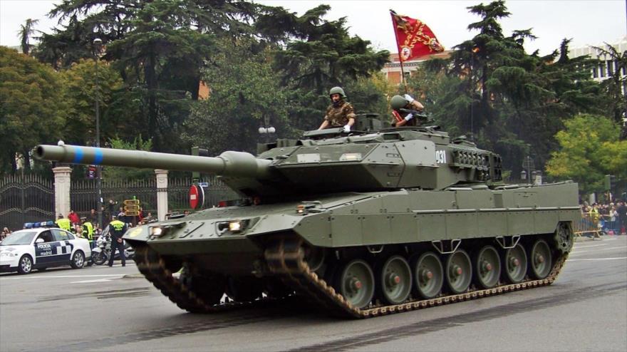 Un tanque del Ejército de España participa en una marcha militar organizada en Madrid (capital) con motivo del Día Nacional, el 12 de octubre.