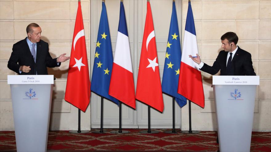 El presidente de Turquía, Recep Tayyip Erdogan (izda.) y su par francés, Emmanuel Macron, en una rueda de prensa en París, 5 de enero de 2020.