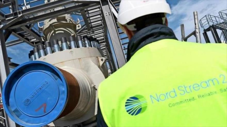 Un operario alemán trabaja en una plataforma del proyecto de gasoducto Nord Stream 2.