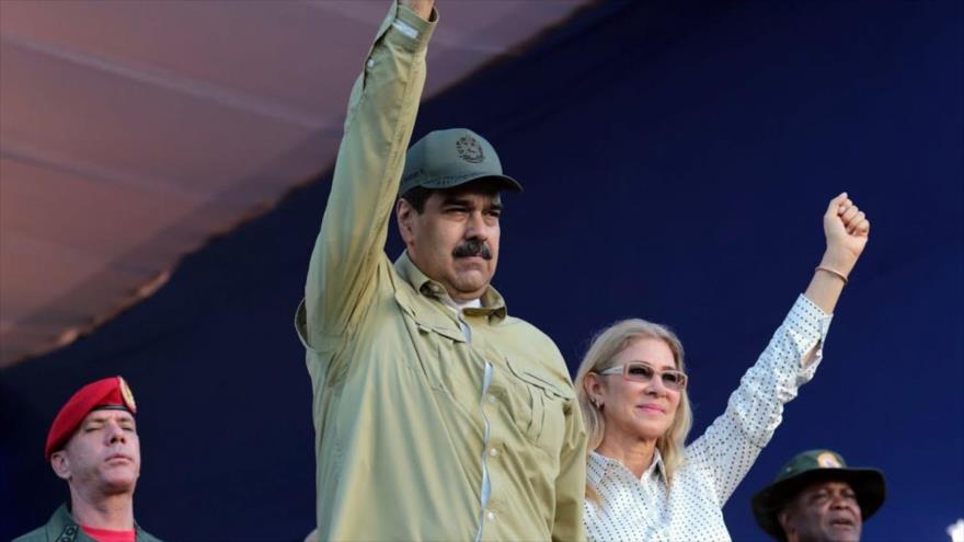 El presidente de Venezuela, Nicolás Maduro, y su esposa Cilia Flores, saludando durante un desfile militar en La Guaira, 8 de diciembre de 2019. (Foto: AFP)