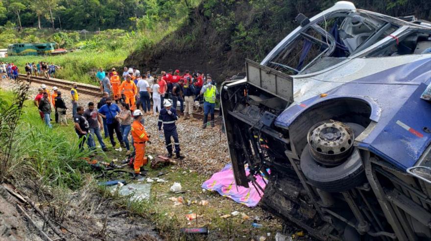 Caída de autobús a barranco en Brasil deja 16 muertos y 27 heridos