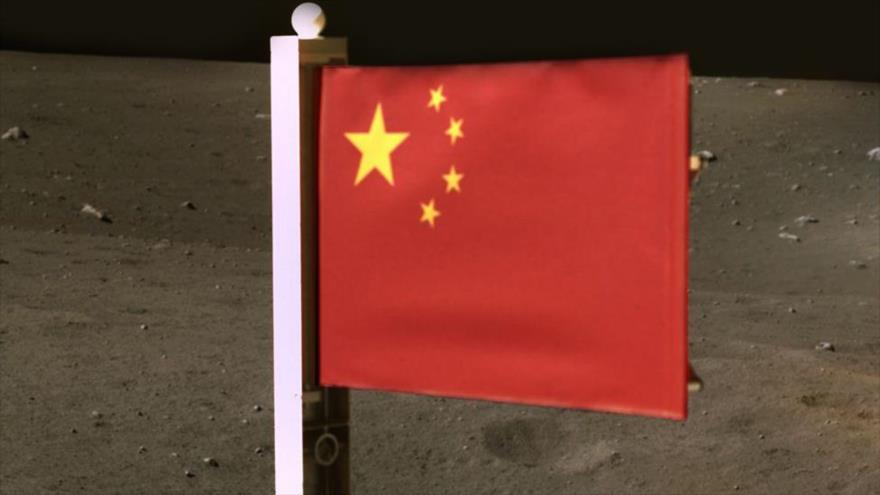 La bandera de China enarbolada en la Luna, Foto de la Administración Nacional del Espacio de China (CNSA), 4 de diciembre de 2020.