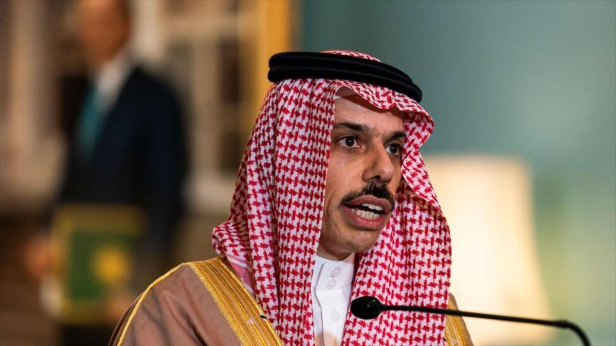 El ministro saudí de Asuntos Exteriores, el príncipe Faisal bin Farhan Al Saud, habla en una rueda de prensa en Washington (EE.UU.), 14 de octubre de 2020. (Foto: AFP)