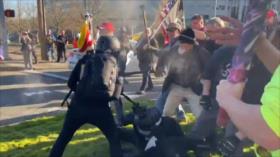Vídeo: Simpatizantes de Trump y Antifa chocan en Olympia