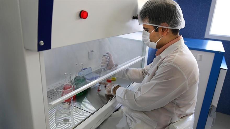 Línea de producción de kits de detección para el nuevo coronavirus, elaborados por científicos iraníes. (Foto: Fars)