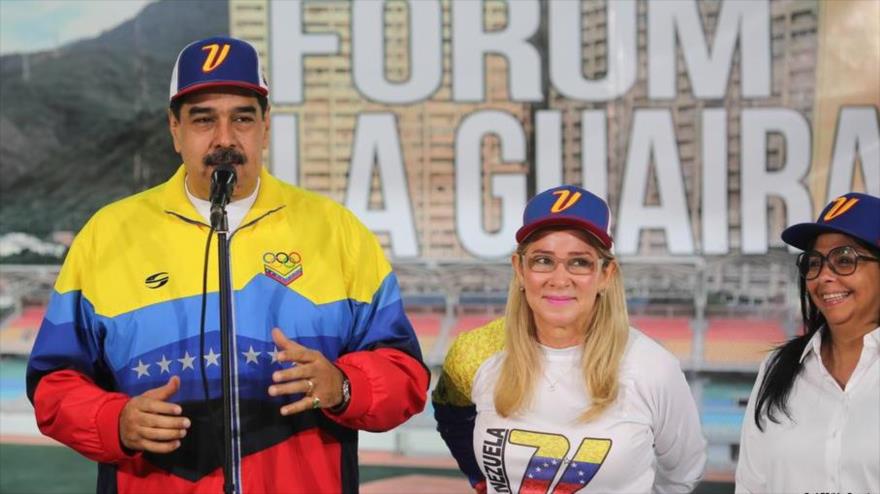 El presidente de Venezuela, Nicolás Maduro, hablando junto a su esposa (C) y la vicepresidenta, Delcy Rodríguez, en La Guaira, 5 de enero de 2020.