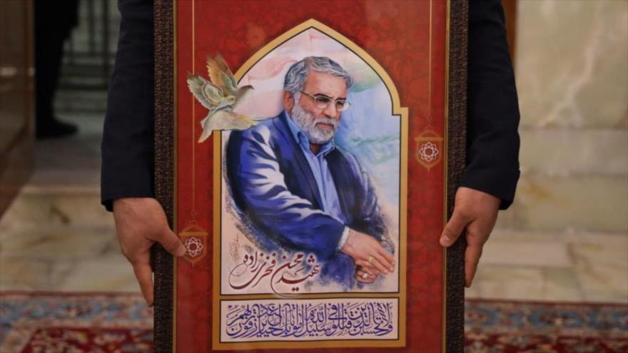 Un hombre sostiene la fotografía del científico iraní Mohsen Fajrizade en la ciudad de Mashad, 29 de noviembre de 2020. (Foto: AFP)