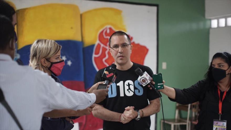 El canciller de Venezuela, Jorge Arreaza, habla con la prensa, tras ejercer su derecho a voto en las elecciones parlamentarias, Caracas, 6 de diciembre de 2020.