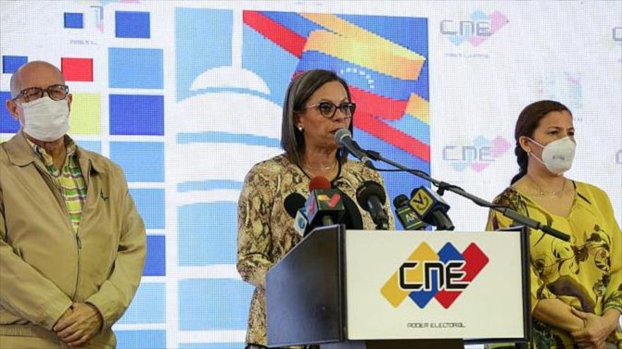 La presidenta del Consejo Nacional Electoral (CNE) de Venezuela, Indira Alfonzo, habla en un mitin, 10 de noviembre de 2020.