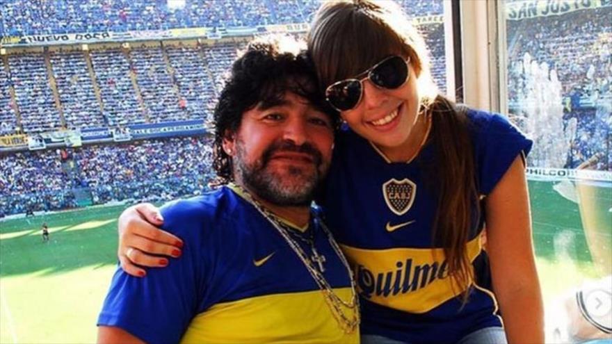 El legendario futbolista argentino, Diego Mardano, y su hija Dilam posan para una foto en un estadio de fútbol.