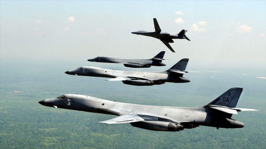 Una formación de bombarderos B-1B Lancer de la Fuerza Aérea de EE.UU. en pleno vuelo. 