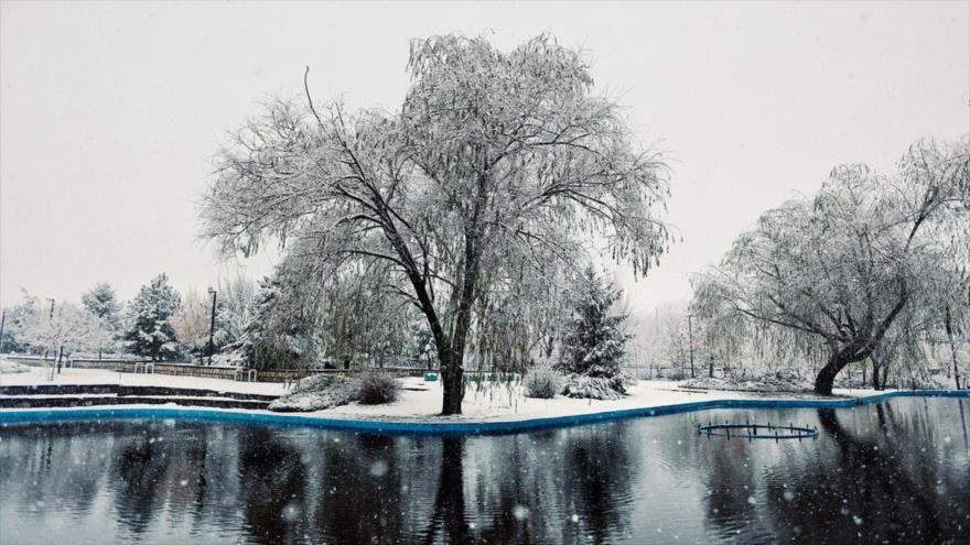 Nieve otoñal cubre de blanco la ciudad iraní de Hamedan 