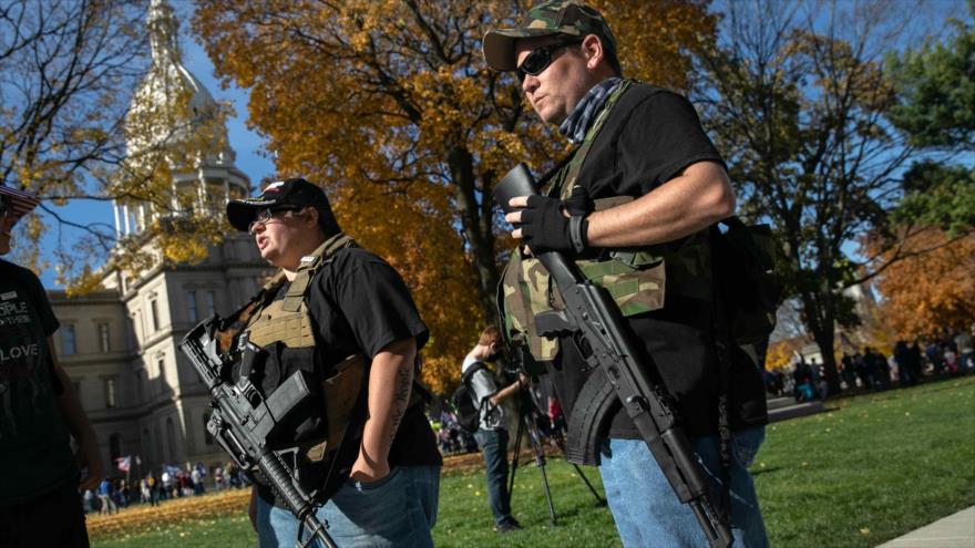 Partidarios de Donald Trump, portando armas, se reúnen frente al edificio del Capitolio del estado de Míchigan, 7 de noviembre de 2020. (Foto: AFP)