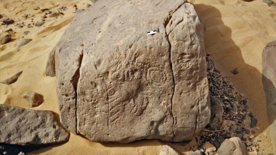 Roca con cuatro jeroglíficos, hallada en una reciente excavación en Egipto.