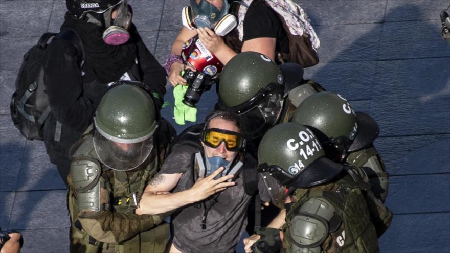 Un manifestante es arrestado por la policía antidisturbios de Chile en una protesta antigubernamental en Santiago, 18 de noviembre de 2020. (Foto: AFP)
