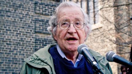 Chomsky: EEUU busca “torturar” a iraníes con embargos ilegítimos