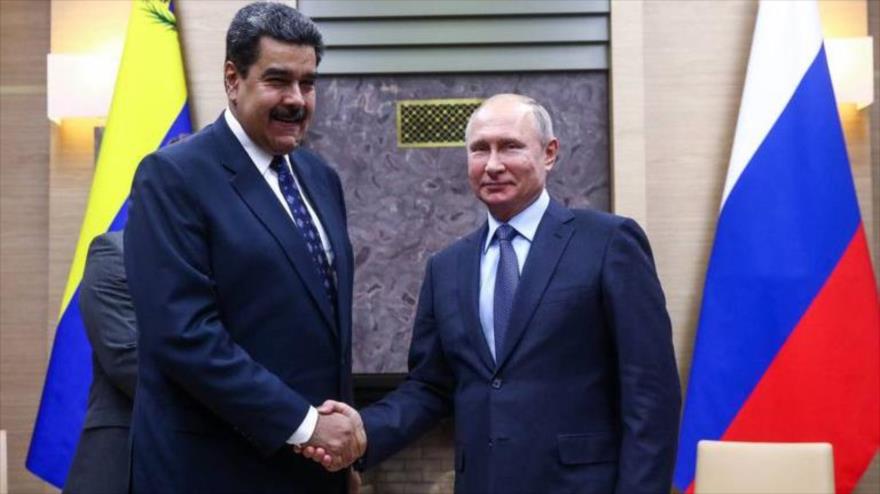 El presidente de Venezuela, Nicolás Maduro (izda.), con su homólogo ruso, Vladímir Putin, 5 de deciembre de 2018.