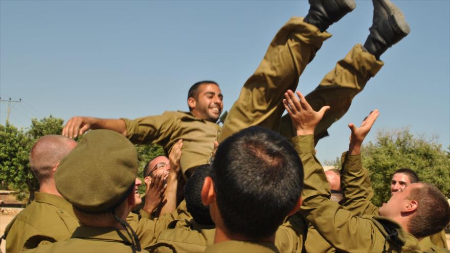 Soldados israelíes celebran haber completado un curso de entrenamiento.