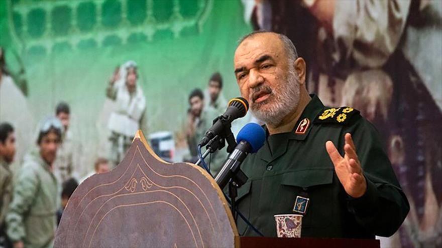 El comandante en jefe del CGRI de Irán, el general Hosein Salami, habla en un acto conmemorativo en recuerdo de Mohsen Fajrizade, 8 de diciembre de 2020.