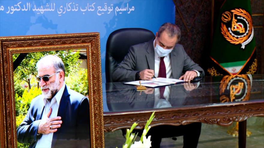 Libro conmemorativo en honor al científico nuclear iraní Fajrizade