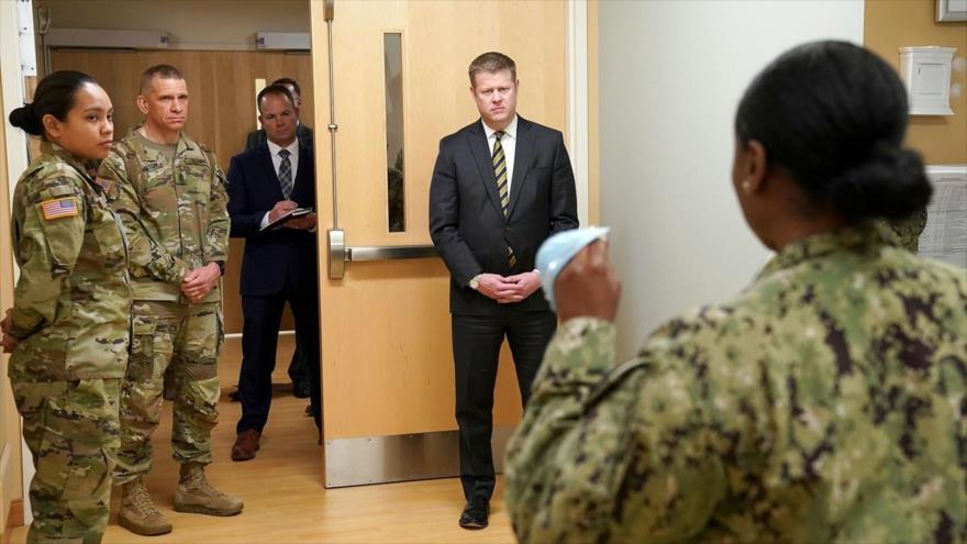 El secretario del Ejército de Estados Unidos, Ryan McCarthy, habla con soldados en la base de Fort Belvoir, Virginia, 18 de marzo de 2020. (Foto: Reuters)
