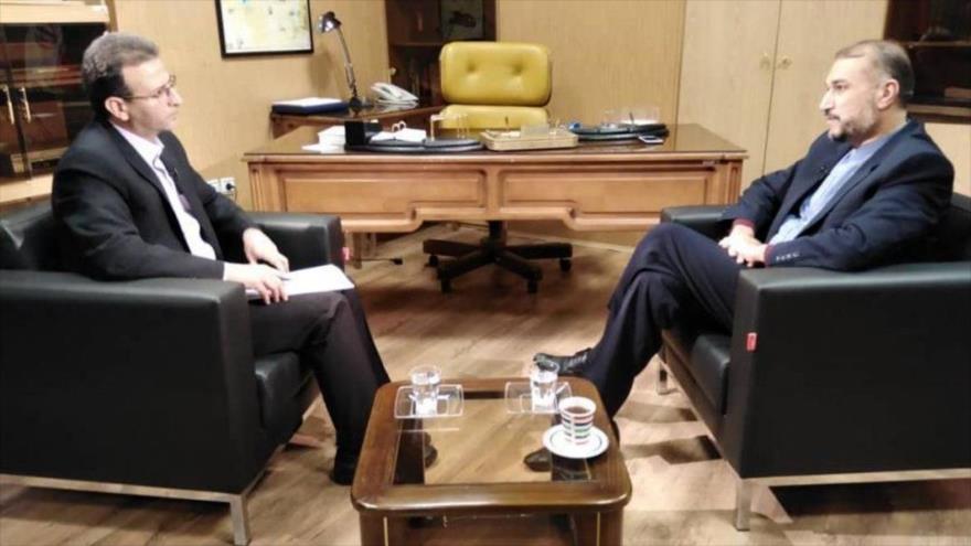 Director para Asuntos Internacionales del Parlamento iraní, Hosein Amir Abdolahian (dcha.), en una entrevista con el canal Al-Alam, 8 de diciembre de 2020.