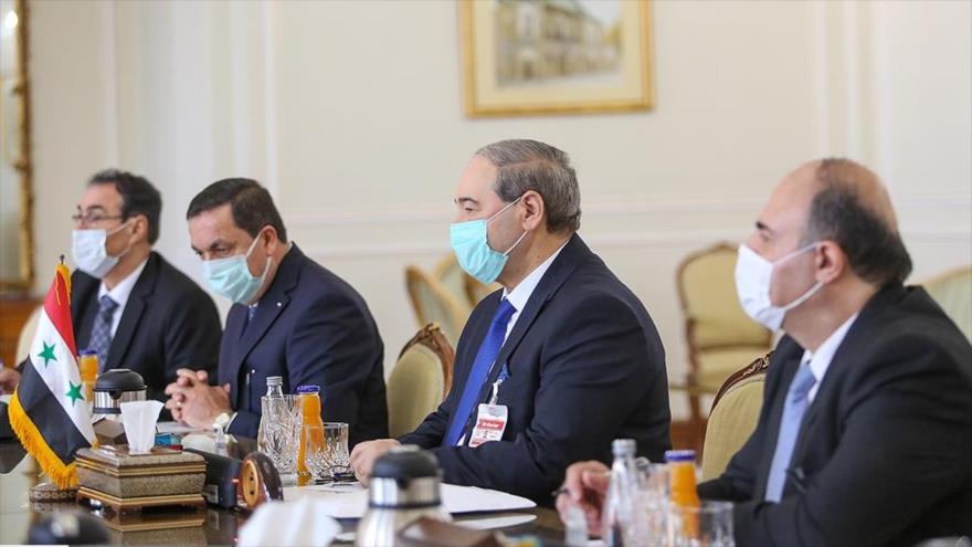 El canciller sirio, Faisal al-Miqdad, durante una reunión en Teherán, capital iraní, 8 de diciembre de 2020. (Foto: Fars)