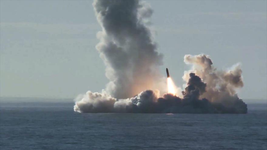 Un misil balístico lanzado desde un submarino ruso durante una maniobra militar. 