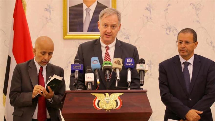 El embajador de EE.UU. en Yemen, Christopher Henzel, habla con la prensa.
