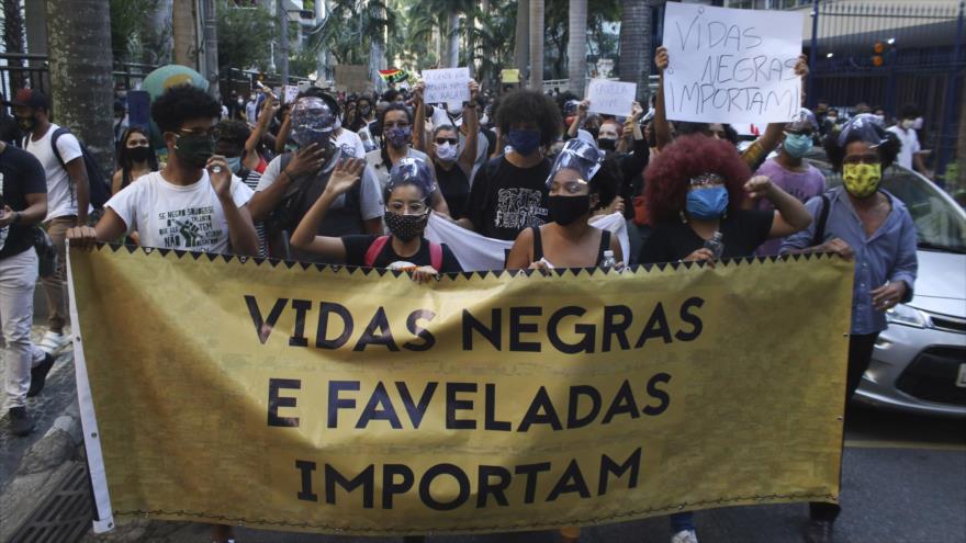 Los brasileños protestan contra los homicidios policiales en el estado de Río de Janeiro, 31 de mayo de 2020.