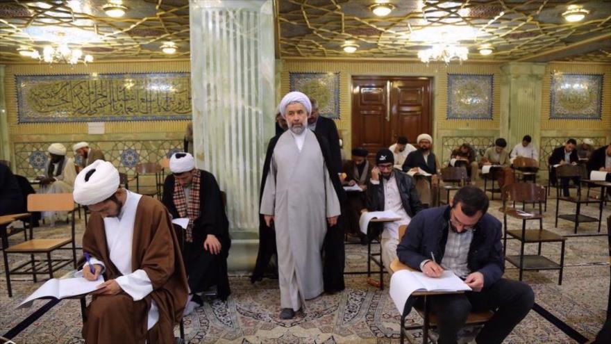 Estudiantes realizando un examen en la Universidad Internacional Al-Mustafá en la ciudad iraní de Qom