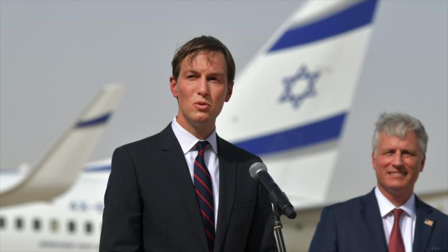 El asesor del presidente de EE.UU., Jared Kushner, habla tras la llegada del primer vuelo comercial de Israel a los EAU, 31 de agosto de 2020. (Foto: AFP)