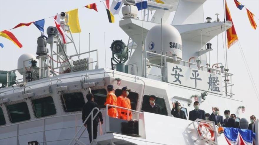 La presidenta de Taiwán, Tsai Ing-wen, saluda desde el barco de la guardia costera Anping, Kaohsiung, 11 de diciembre de 2020. (Foto: Reuters)
