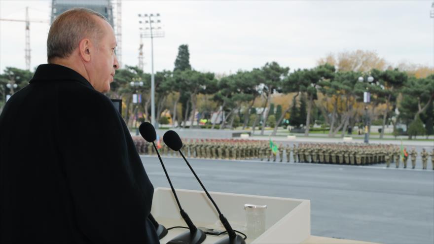 El presidente turco, Recep Tayyip Erdogan, ofrece un discurso en Bakú, capital azerbaiyana, 10 de diciembre de 2020. (Foto: AFP)