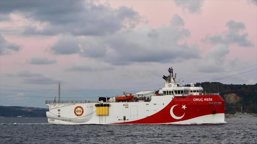 El buque perforador Oruc Reisde Turquía parte de Estambul en dirección al mar Negro, 12 de noviembre de 2018. (Foto: Reuters)
