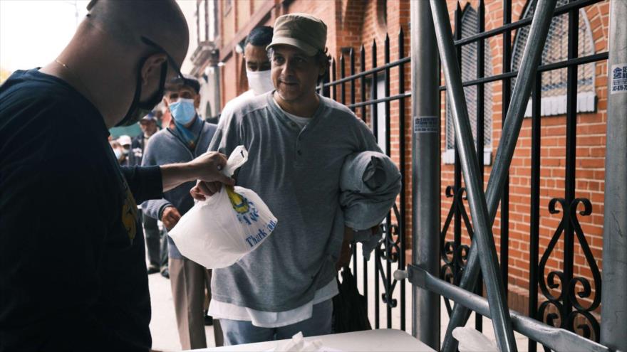 La gente recibe comida en una iglesia del Bronx, en Nueva York (EE.UU.), el 22 de octubre. (Foto: AFP)