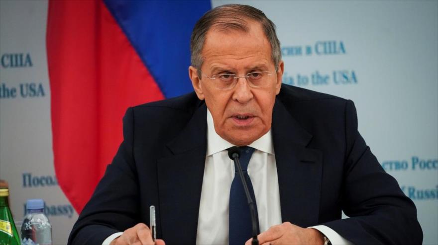 El canciller ruso, Serguéi Lavrov, habla con la prensa en la embajada rusa en EE.UU., 10 de diciembre de 2019. (Foto: Reuters)
