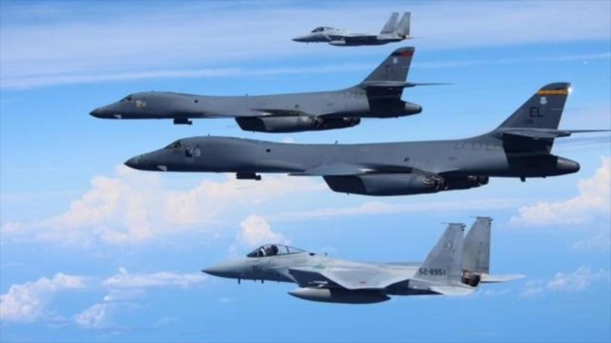 Cazas japoneses F-15 (abajo y arriba) en un ejercicio aéreo con bombarderos de EEUU F/A 18 Hornet sobre el mar de Japón, 1 de septiembre de 2020. (Foto: Reuters)